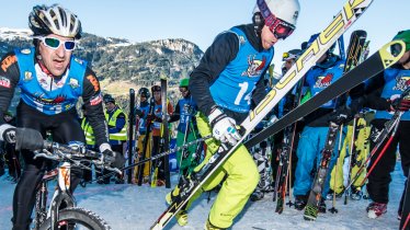 Immer im Team: Die Teilnehmer des harten Wettkampfs Rise & Fall Mayrhofen holen das Letzte aus sich heraus, © Michael-Werlberger