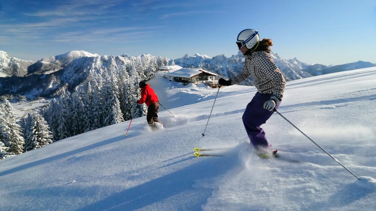 Návštěvníci regionu Tannheimer Tal mají v zimě na výběr různé možnosti lyžování. Nevelká oblast se pyšní půltuctem menších ski areálů - například Schattwald, Tannheim nebo Jungholz -  které jsou ideální pro rodiny a všechny, kdo preferují klidné a pohodové sjezdovky., © Tannheimer Tal