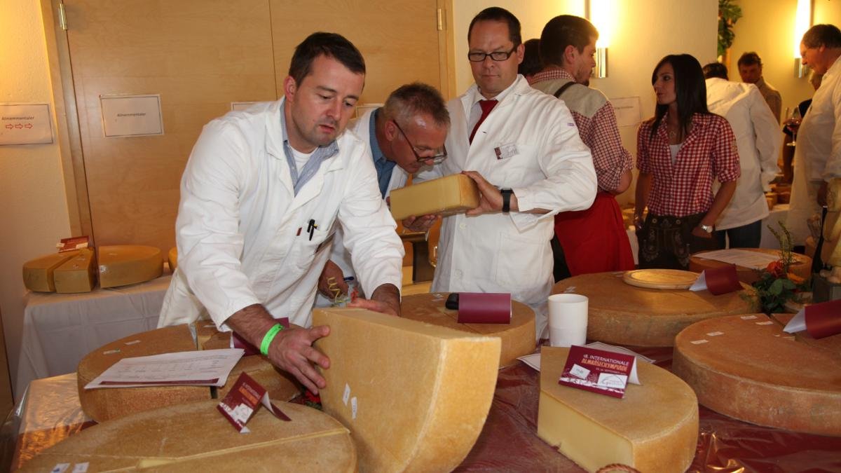 Již přes 20 let Galtür hostí každoroční Olympiádu alpských sýrů. Vždy na podzim se zhruba stovka farmářů z celých Alp pochlubí se svými nejlepšími sýry, které následně hodnotí odborná porota. Sýrová olympiáda přitahuje tisíce diváků., © Paznaun-Ischgl