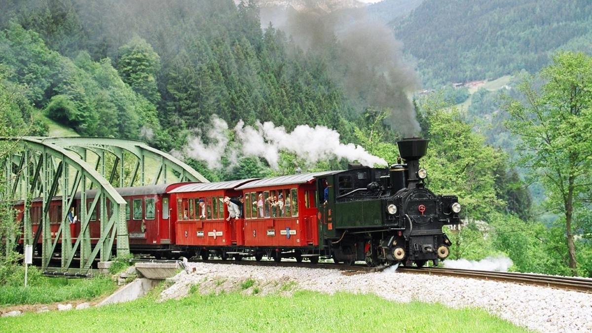 Úzkokolejka Zillertalbahn spojuje obce Jenbach a Mayrhofen. Přestože dnes už zde jezdí hlavně stroje s naftovými motory, při zvláštních příležitostech vyrazí na trať historická parní lokomotiva s tradičními vagony., © Zillertalbahn