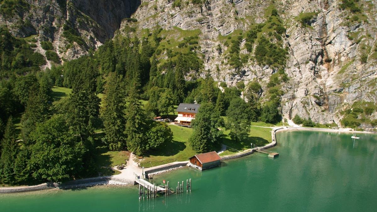 Procházka z Pertisau podél jezera k chatě Gaisalm zakončená plavbou parníkem zpět přes jezero do Pertisau patří mezi nejoblíbenější rodinné výlety v této oblasti., © Achensee Tourismus