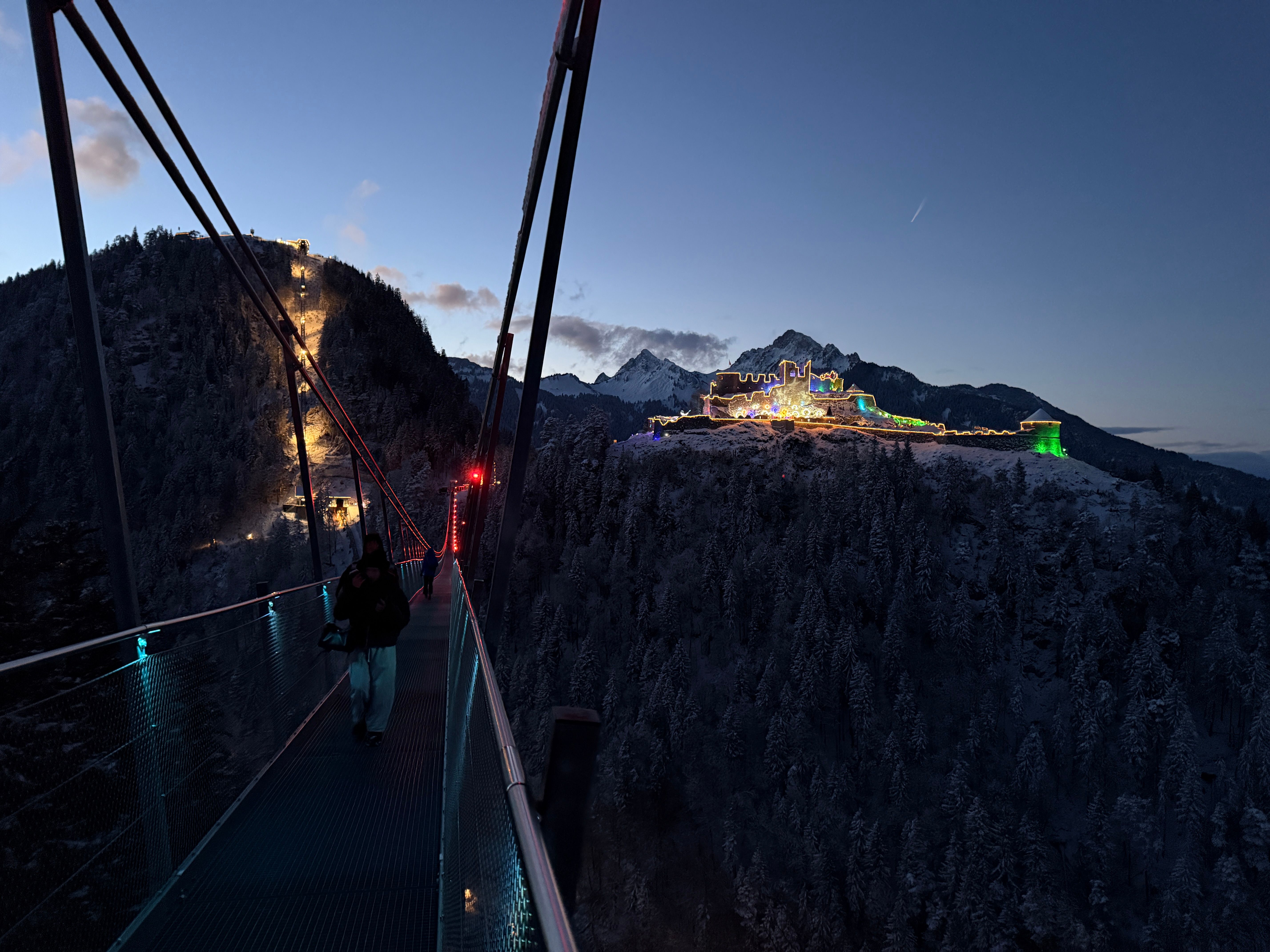 Hängebrücke Highline zur beleuchteten Burg Ehrenberg