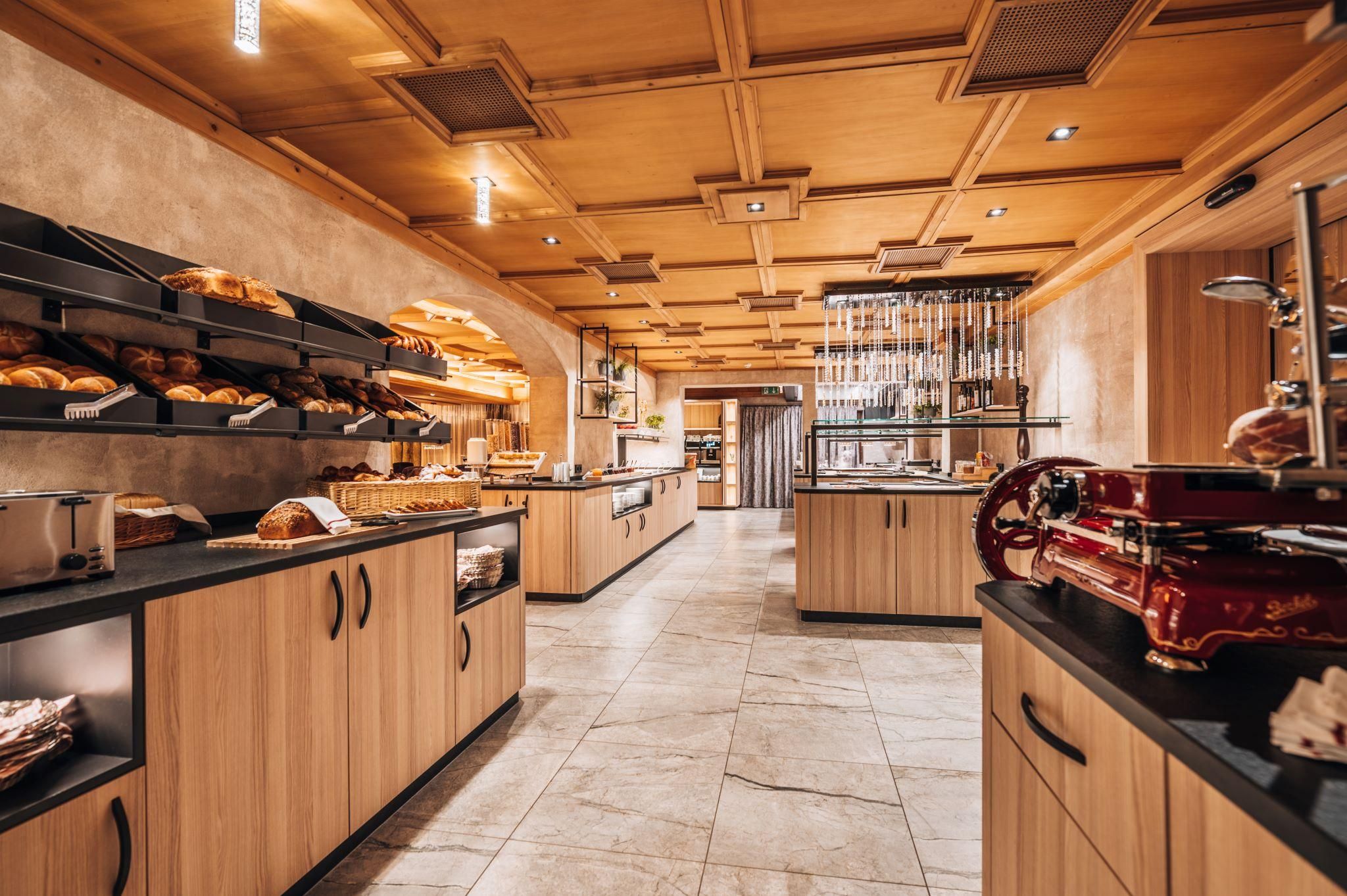 An inviting bakery with wooden shelves full of freshly baked bread. The warm colors and stylish design create a cozy atmosphere.