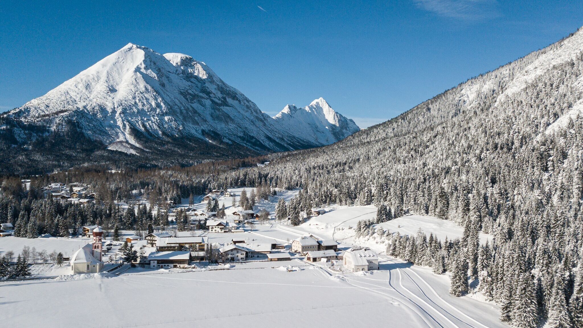 Häusergruppe von Leutasch im Winter, Kirchplatzl