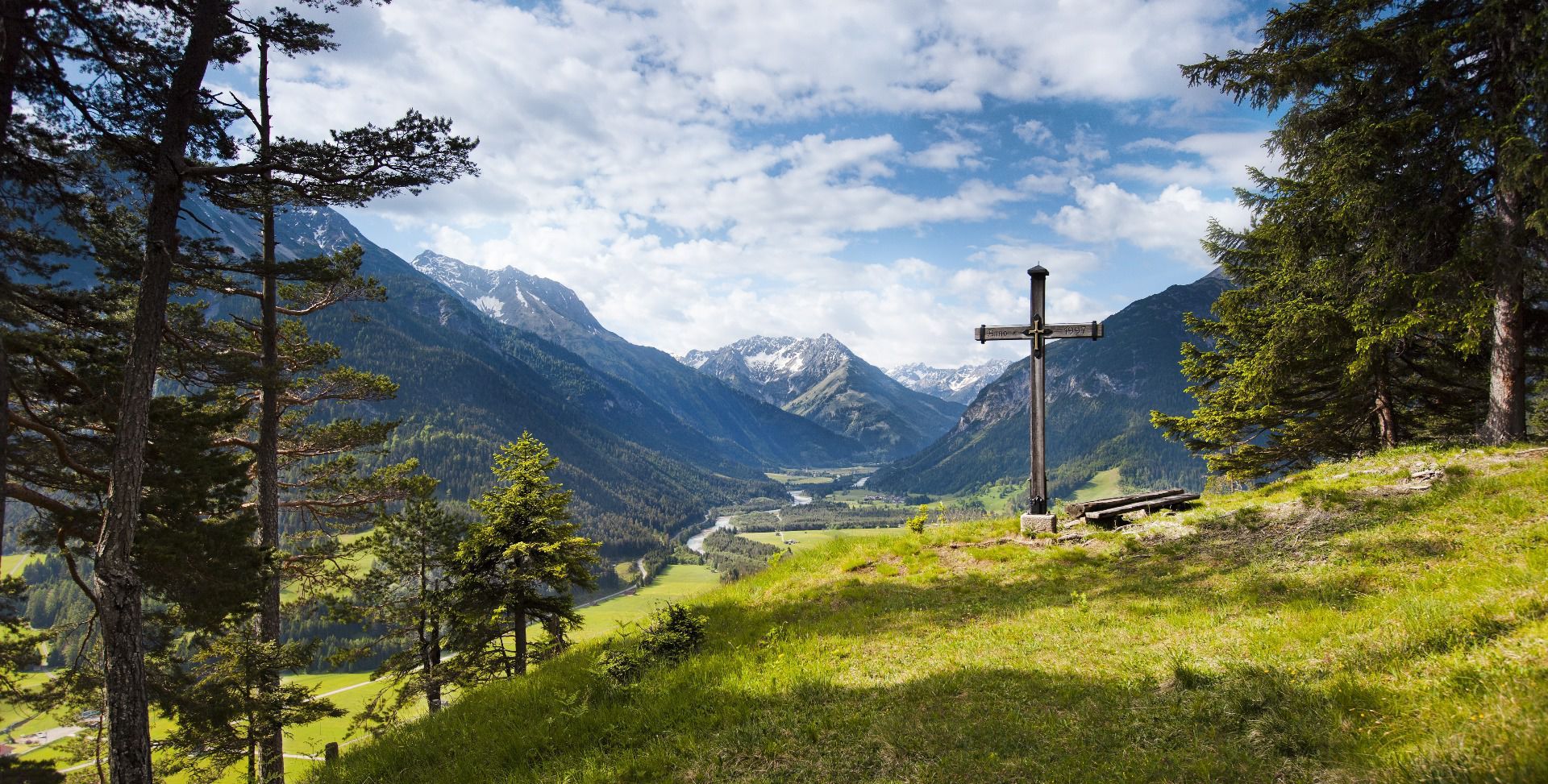 Baichlstein im Lechtal, Ausblick vom Gipfelkreuz auf das Lechtal