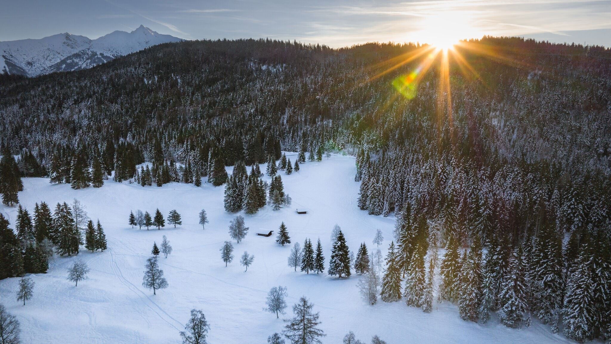 Verschneites Wildmoos Plateau bei Seefeld von oben bei Sonnenuntergang
