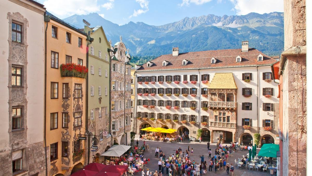 V historickém centru Innsbrucku prakticky na každém rohu stojí nějaká fascinující budova nebo jiná pamětihodnost. Mezi ty nejzajímavější, které by si žádný návštěvník neměl nechat ujít, patří palác Hofburg, Zlatá stříška a barokní Maria-Theresien-Strasse., © Innsbruck Tourismus/Christof Lackner