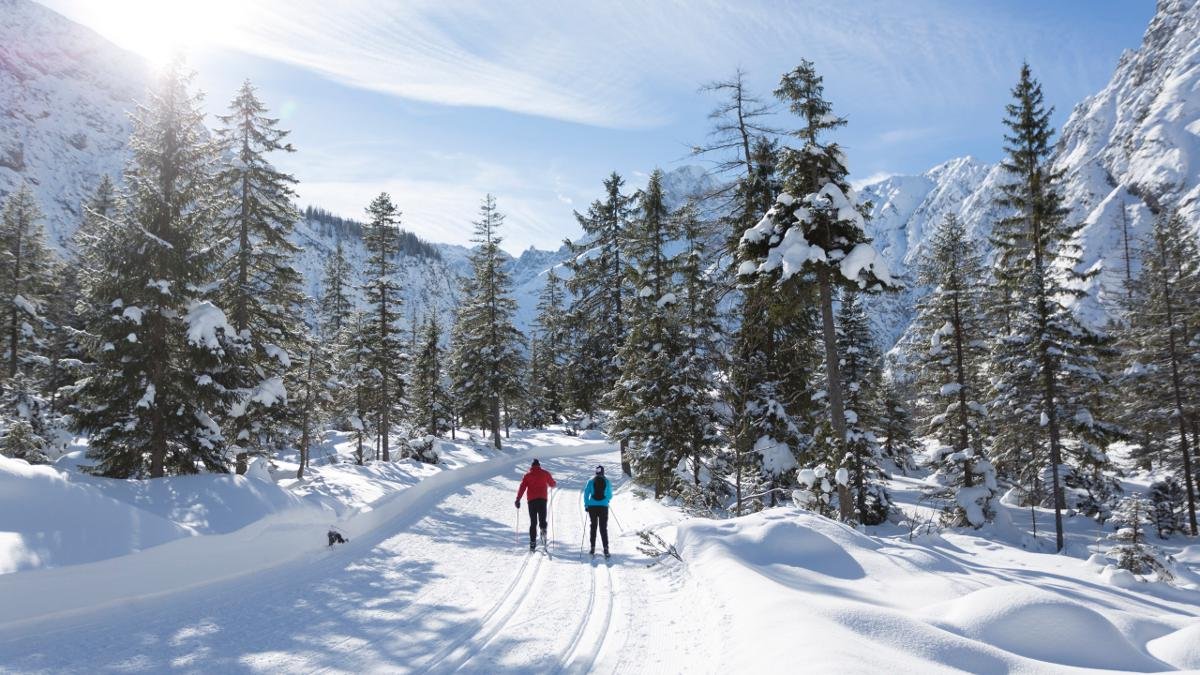 V průběhu zimních měsících je oblast kolem jezera Achensee rájem pro milovníky běžkování. Krajinou se vine více než 200 km dobře upravených tratí, z nichž mnohé jsou dost široké pro čtveřici lyžařů. Zasněžovací zařízení v Pertisau zajišťují skvělé podmínky po celou sezónu., © Tirol Werbung