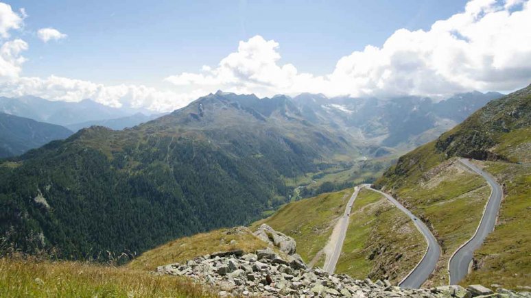 Poslední zatáčky před sedlem v nadmořské výšce 2.509 metrů. Timmelsjoch je po Col d'Agnel druhým nejvýše položeným hraničním sedlem Evropy a dosažitelný autobusem , © Timmelsjoch Hochalpenstraße