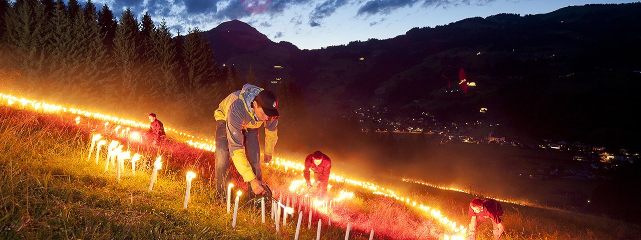 Na Svátek Ježíšova srdce v Brixentalu více než 50 000 pochodní vytvoří celou řadu symbolů a motivů, © Markus Mitterer / TVB Kitzbüheler Alpen-Brixental