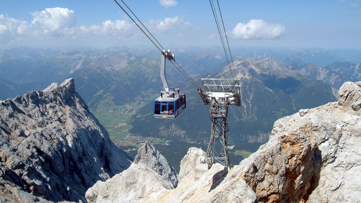Der höchste Berggipfel Deutschlands ist auch von der Österreichischen Seite erreichbar. Schon allein die Fahrt in der Panorama-Kabine der Tiroler Zugspitzbahn ist ein Erlebnis. Getoppt wird es nur noch von dem sagenhaften Ausblick, der sich von der Bergstation bietet, © Tiroler Zugspitz Arena | Foto Somweber