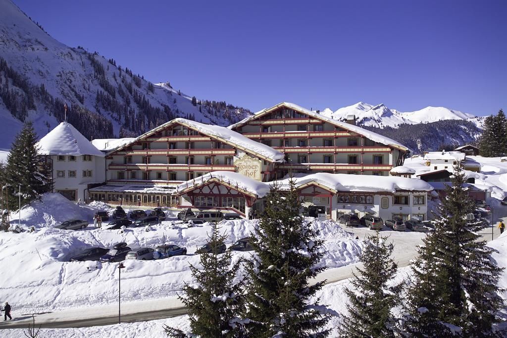 A charming hotel in a snow-covered mountain landscape.
Surrounded by fir trees and majestic mountains, it offers an idyllic winter atmosphere.