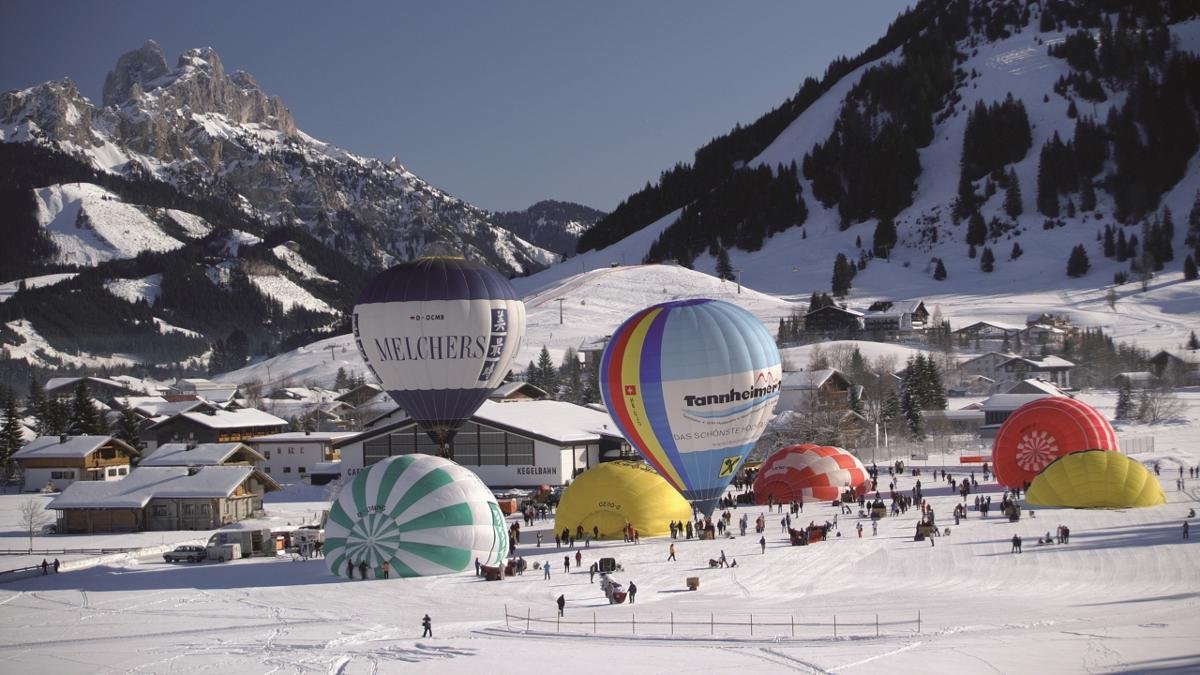 Pohled na obří horkovzdušné balony stoupající zvolna k modré obloze doslova bere dech. Každý rok vždy v lednu se do Tannheimu sjíždějí odvážní letci na tradiční balonový festival., © Tannheimer Tal