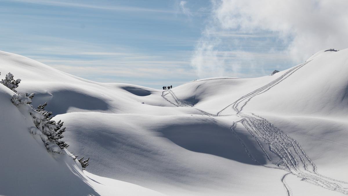 Pohoří Karwendel a Rofan tvoří jedno obří hřiště pro zkušené skialpinisty i milovníky zimních sportů všech výkonnostních kategorií, kteří zde mají na výběr širokou škálu výstupů a sjezdů., © Achensee Tourismus