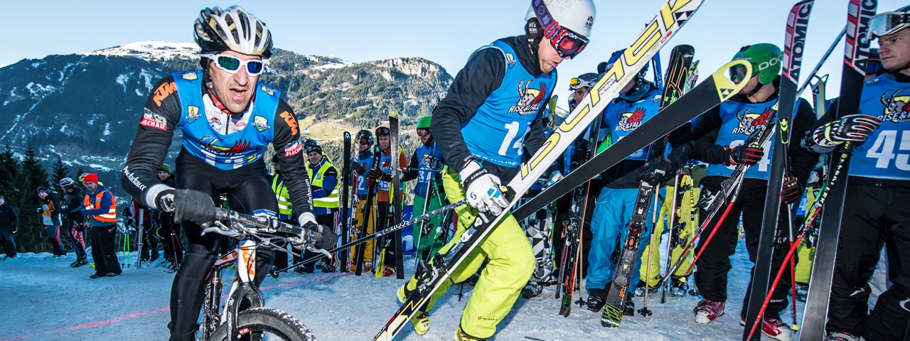 Immer im Team: Die Teilnehmer des harten Wettkampfs Rise & Fall Mayrhofen holen das Letzte aus sich heraus, © Michael-Werlberger