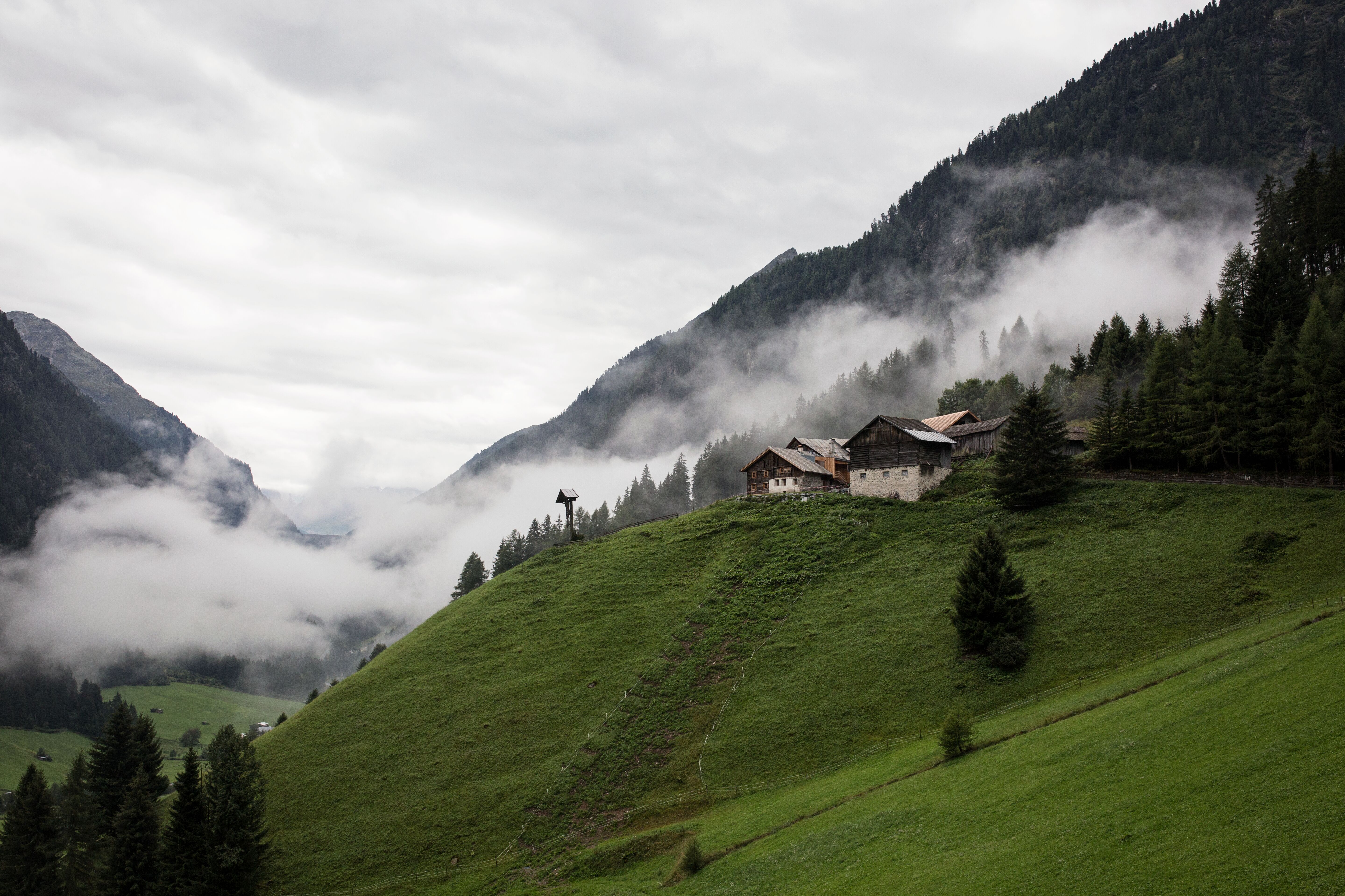 Ögghöfe im Kaunertal, alte Bergbauernhöfe am Hang in Nebelstimmung