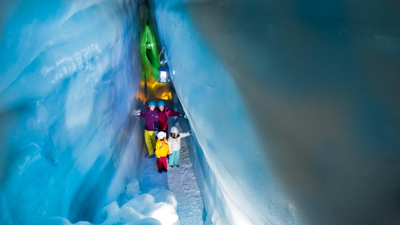 Modrá síň uvnitř Přírodního ledového paláce na ledovci Hintertux, © Archiv TVB Tux-Finkenberg