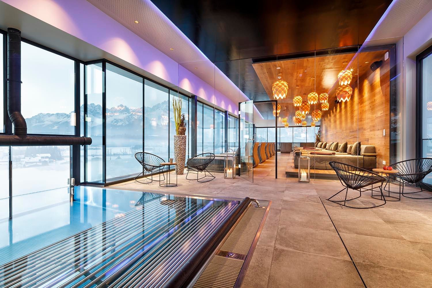 An elegant wellness area with large windows and a view of the mountains. Cozy seating and a relaxing atmosphere invite you to stay.