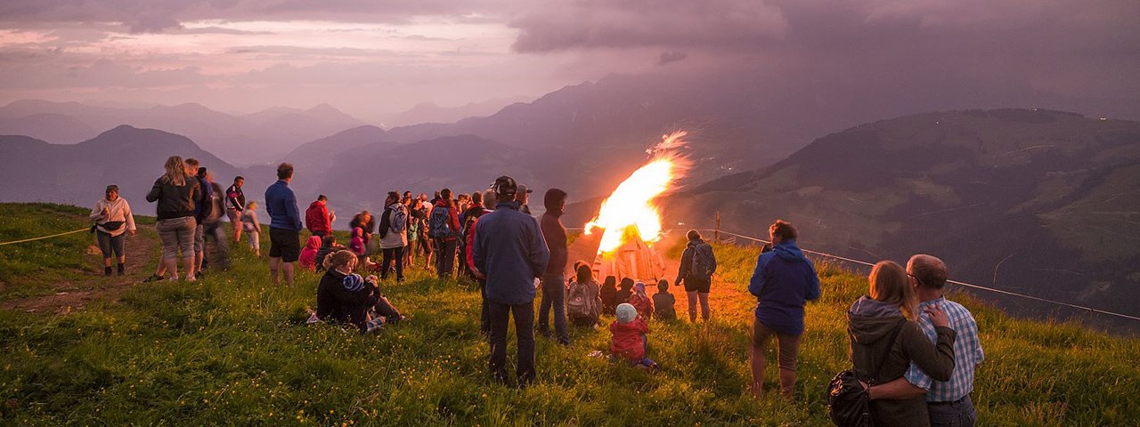 Rituální horské ohně na Svátek Ježíšova srdce na vrcholu Hohe Salve nabízejí úchvatnou podívanou, © Hannes Dabernig