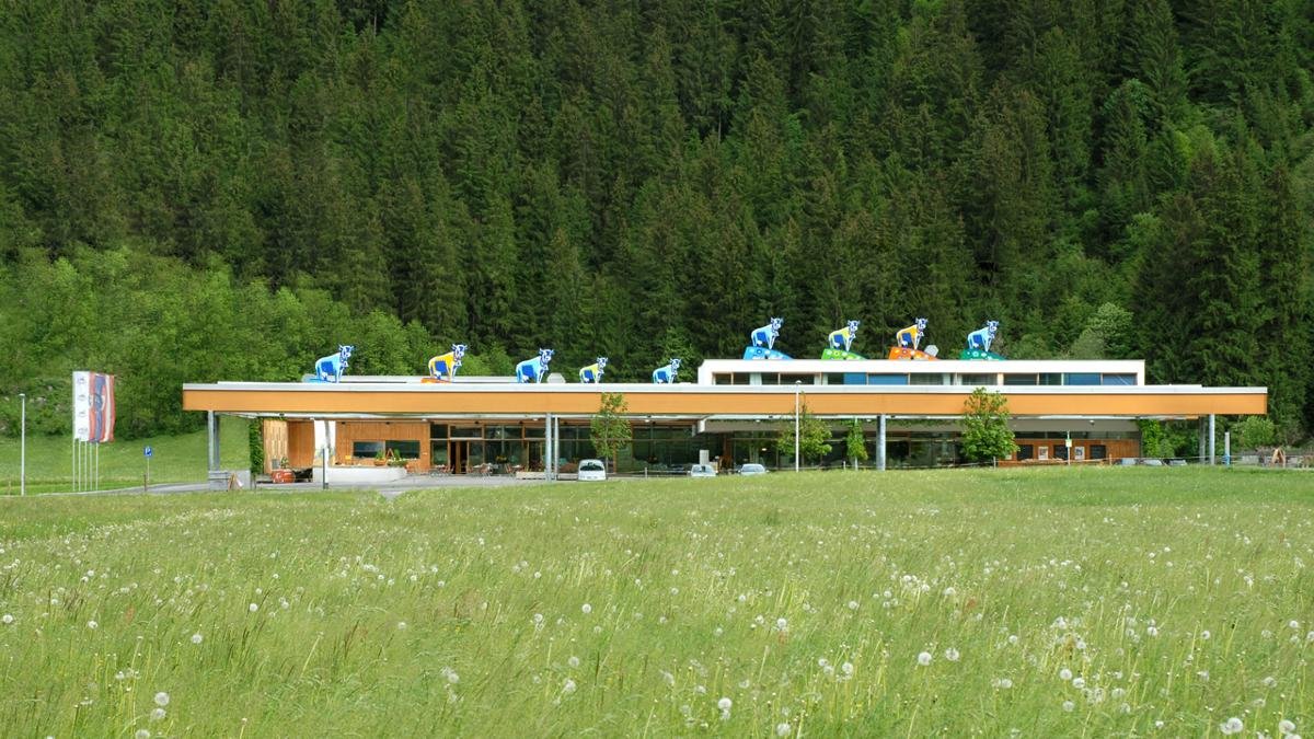 V zážitkové sýrárně Erlebnis-Sennerei v Mayrhofenu se děti i dospělí naučí, jak se z čerstvého mléka vyrábí sýr, jogurt a máslo. V roce 2015 zde přibyla funkční farma, která návštěvníky seznamuje s chovem a péčí o zvířata, jako jsou krávy, ovce a kuřata., © Erlebnissennerei Zillertal
