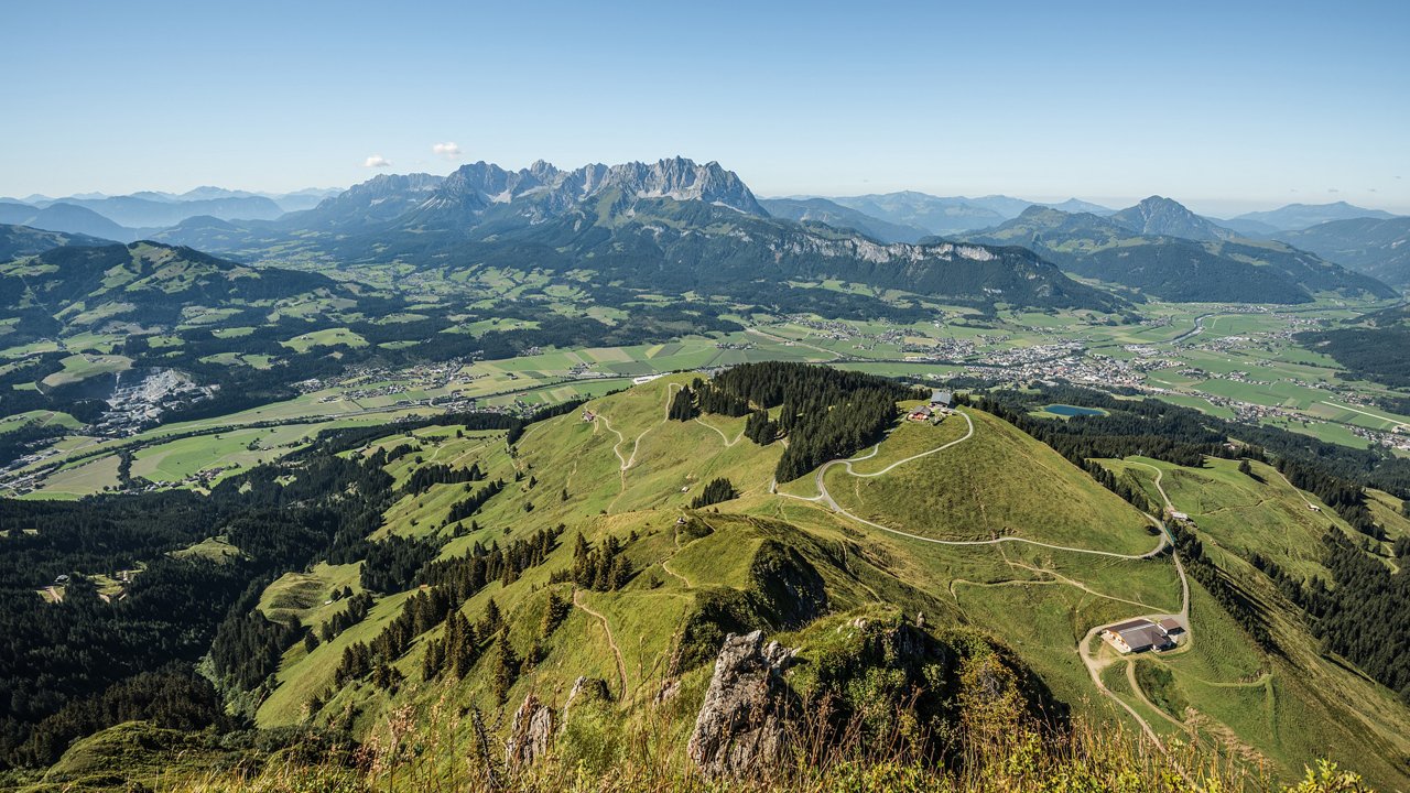 Pohled z vrcholu Kitzbüheler Horn směrem na St. Johann a pohoří Wilder Kaiser, © Peter Vonier