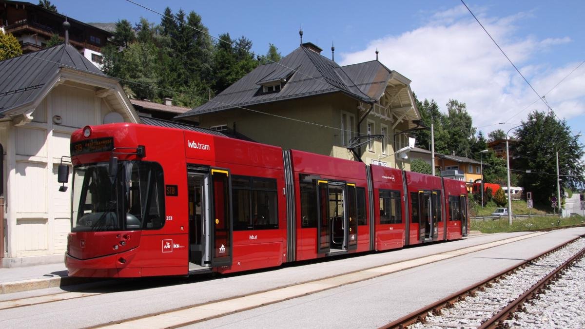 Stubaitalbahn každý rok napříč údolím Stubaital přepraví přes milion pasažérů. Tramvajový spoj byl původně vybudován pro export velmi žádaných výrobků z místní malovýroby železa., © Stubai Tirol