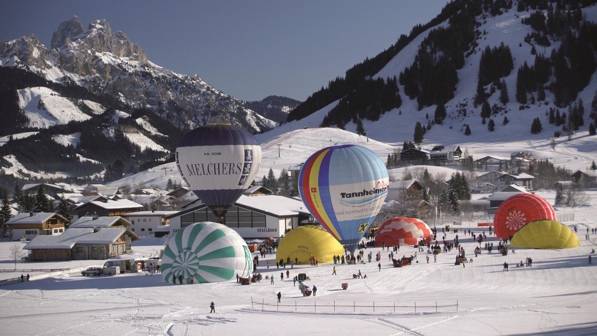 Každý rok v lednu se v oblasti Tannheimer Tal koná mezinárodní festival horkovzdušných balonů, na který se sjíždějí nadšenci z celého světa. Návštěvníkům údolí se tak obzvlášť večer nabízí úchvatný pohled na oblohu, kterou rozzáří pestrobarevné balony., © Tannheimer Tal