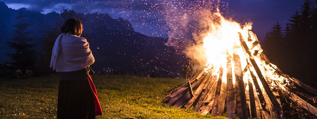 Letní slunovrat vítají rituální horské ohně zapálené na vrcholu hory Hartkaiser, © Daniel Reiter / Peter v. Felbert
