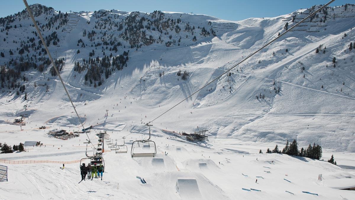 Největší ski areál v údolí je zároveň domovem nejprudší sjezdovky v celém Rakousku. Pista s příhodným názvem Harakiri v resortu Arena Ski Zillertal 3000 má v některých úsecích sklon až 78 %, je tedy vhodná jen pro nejodvážnější lyžaře a snowboardisty. Na freestylery čeká celá řada boxů, kickerů a railů ve Vans Penken Parku., © Mayrhofner Bergbahnen AG