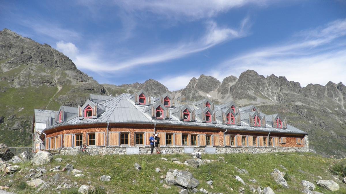 Chata Jamtalhütte vybudovaná před téměř celým stoletím bývala základnou Ernesta Hemingwaye při jeho dlouhých lyžařských výletech po pohoří Silvretta. Dnes chata slouží jako výcvikové centrum provozované Německým alpským klubem a na rozdíl od 20. let je vybavena veškerým komfortem pro pohodlný pobyt., © Jamtalhütte