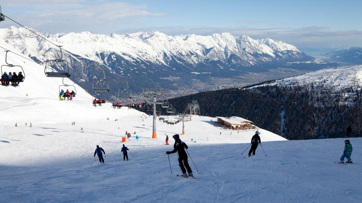 Každé lyžařské středisko v regionu Innsbruck je něčím výjimečné, avšak všech 13 má něco společného – společný skipas nazvaný SKI plus CITY Pass. Kromě využívání lanovek ve všech třinácti ski areálech umožní svým držitelům prohlídku nejlepších muzeí v regionu, návštěvu mnoha plaveckých bazénů, využití skibusů i okružní jízdu autobusem Innsbruck Sightseer kolem nejzajímavějších míst tyrolského hlavního města., © Tirol Werbung/Jenewein Markus