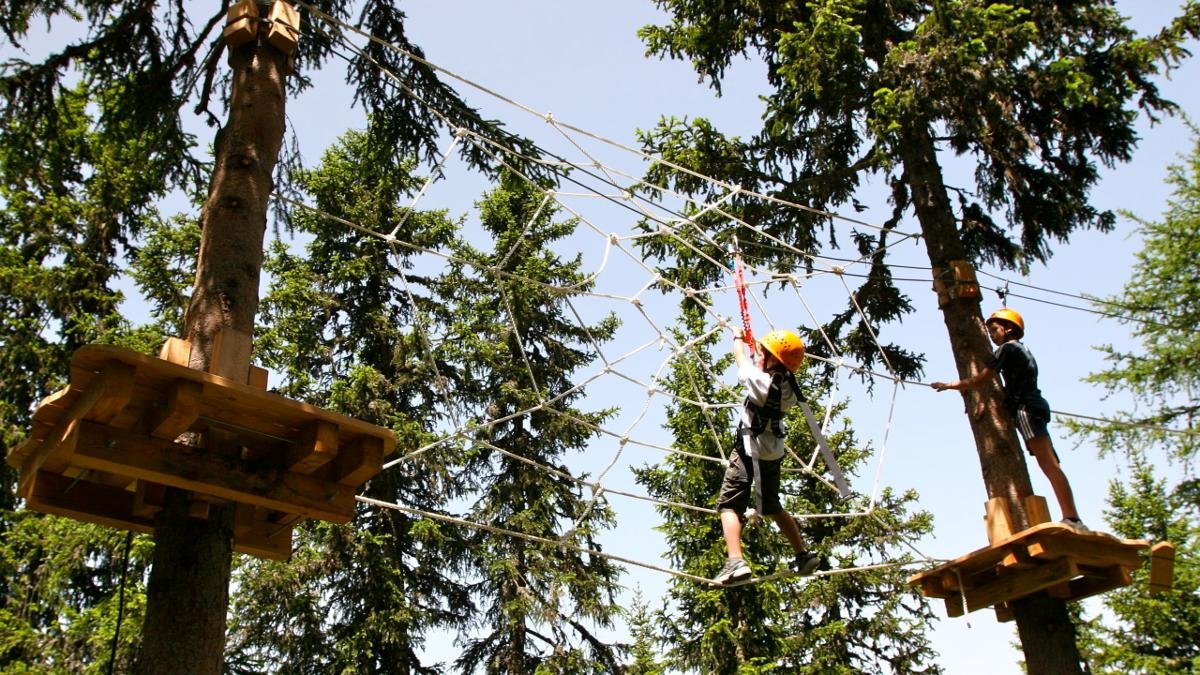 Lanový park nabízí lezeckým nováčkům možnost ulovit bobříka odvahy při překonávání překážek ve výšce 2 až 3 metry. Pro zkušenější dobrodruhy jsou zde na výběr obtížnější trasy až 15 metrů nad zemí., © Abenteuerpark Achensee