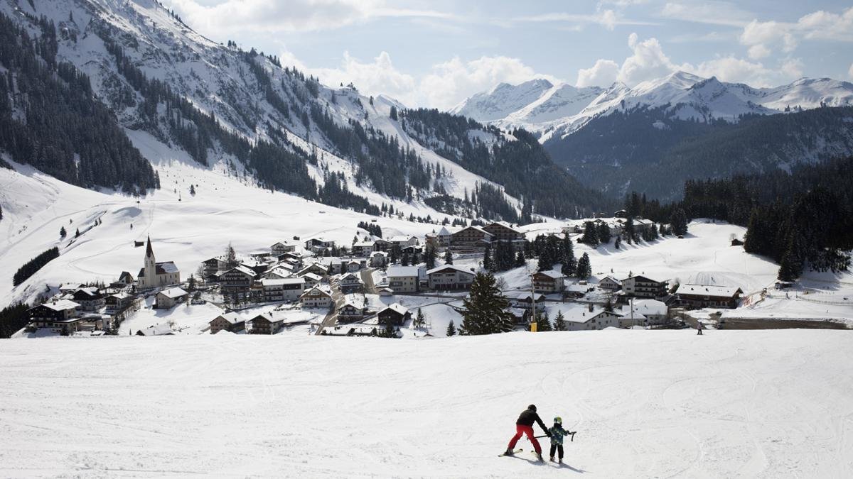 Gleich sieben äußerst vielfältige Skigebiete hat die Region zu bieten. Insgesamt nehmen 58 Bergbahnen die Sportler hinauf zu den Pisten. Die meisten Gebiete haben vor allem familienfreundliche Angebote. Es gibt auch Funparks für Snowboarder., © Tirol Werbung/Kathrein Verena