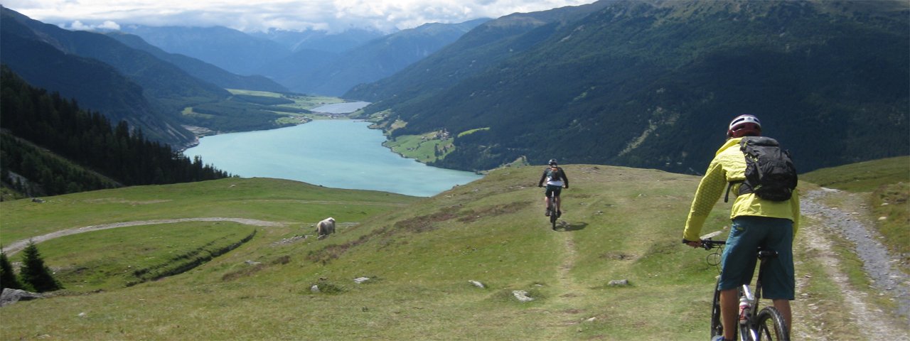 Cyklistická houpačka - etapa 01: jezero Reschensee, © Tirol Werbung/Esther Wilhelm