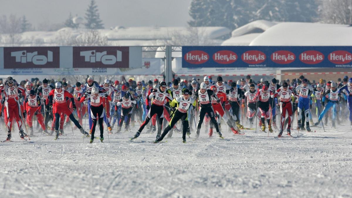 Zatímco ve Švédsku se jezdí slavný „Wasalauf", St. Johann každoročně pořádá „Koasalauf" – jeden z největších běžkařských závodů v Evropě s hromadným startem, který pravidelně přiláká kolem 2000 závodníků z celého světa., © Kitzbüheler Alpen Marketing/Marco Felgenhauer