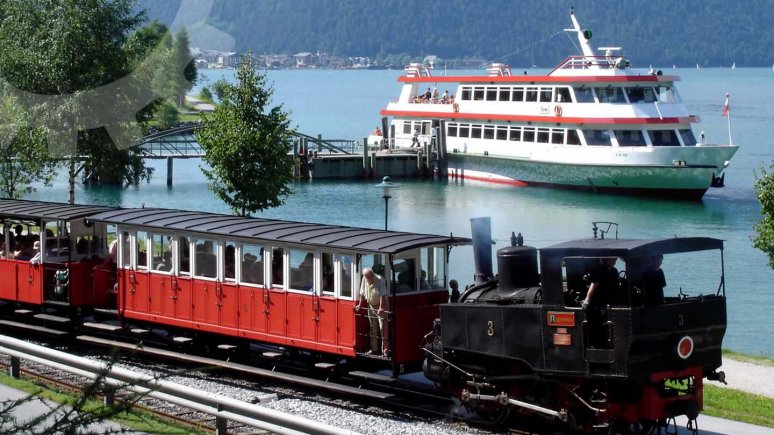 Velmi zajímavá turistická atrakce: železnice Achenseebahn a plavba lodí Achenseeschifffahrt na jezeře Achensee. , © Achenseebahn