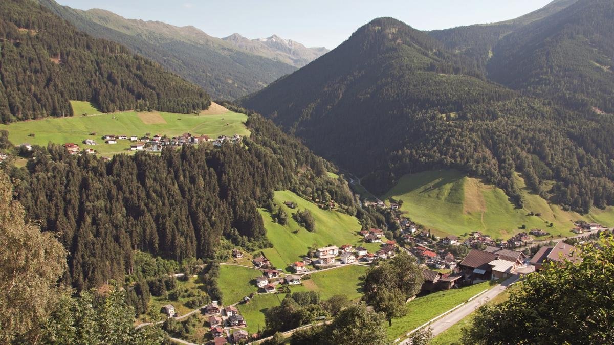 Údolí Sellraintal západně od Innsbrucku je domovem malebných vesniček, mezi kterými se vine celá řada turistických stezek. Mezi ty nejoblíbenější patří Sellraintaler Höhenweg, jenž vede až do nadmořské výšky 2000 metrů. Poslední obcí v údolí je Kühtai, nejvýše situované středisko zimních sportů v Rakousku., © Innsbruck Tourismus/Roland Schwarz